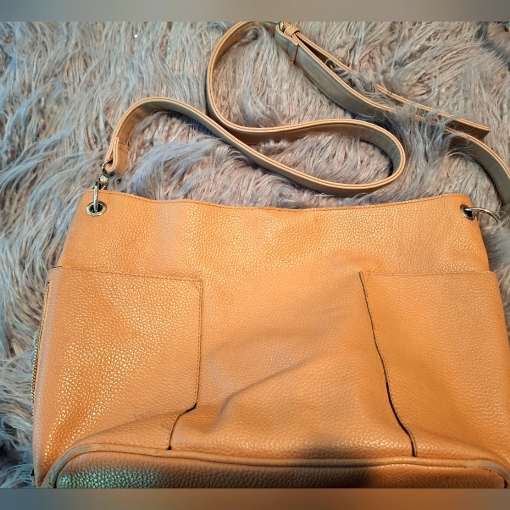 Steve Madden Leathwr beige colored with lighter beige strap. Approx 10 x 10 good